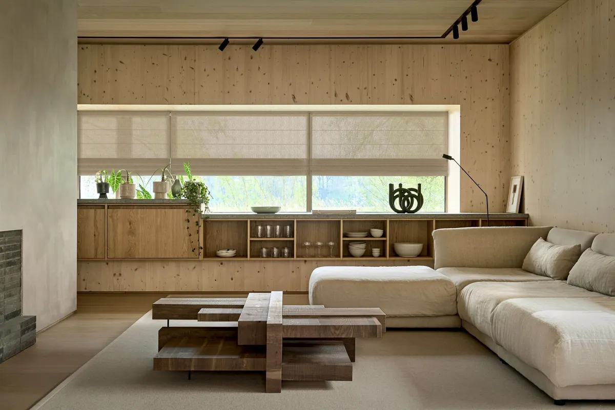 Large web RF Bhutan 0200 sand Roman L